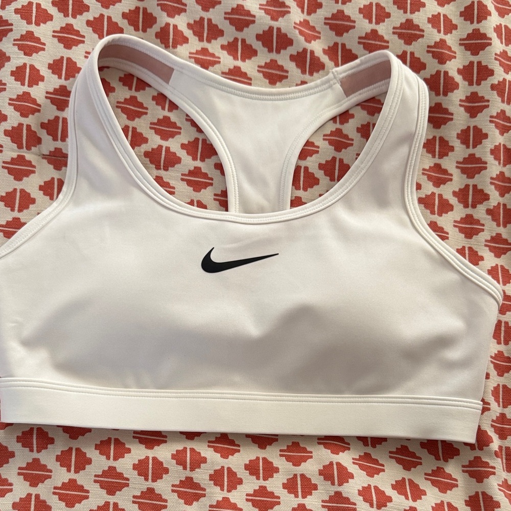 Nike Women’s swoosh Bra small